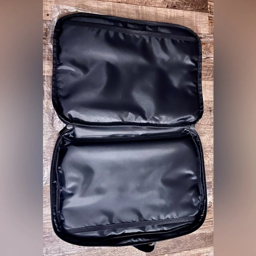 NIP! Thirty-One Charcoal Crosshatch Gray Small Laptop Sleeve Bag with handle.